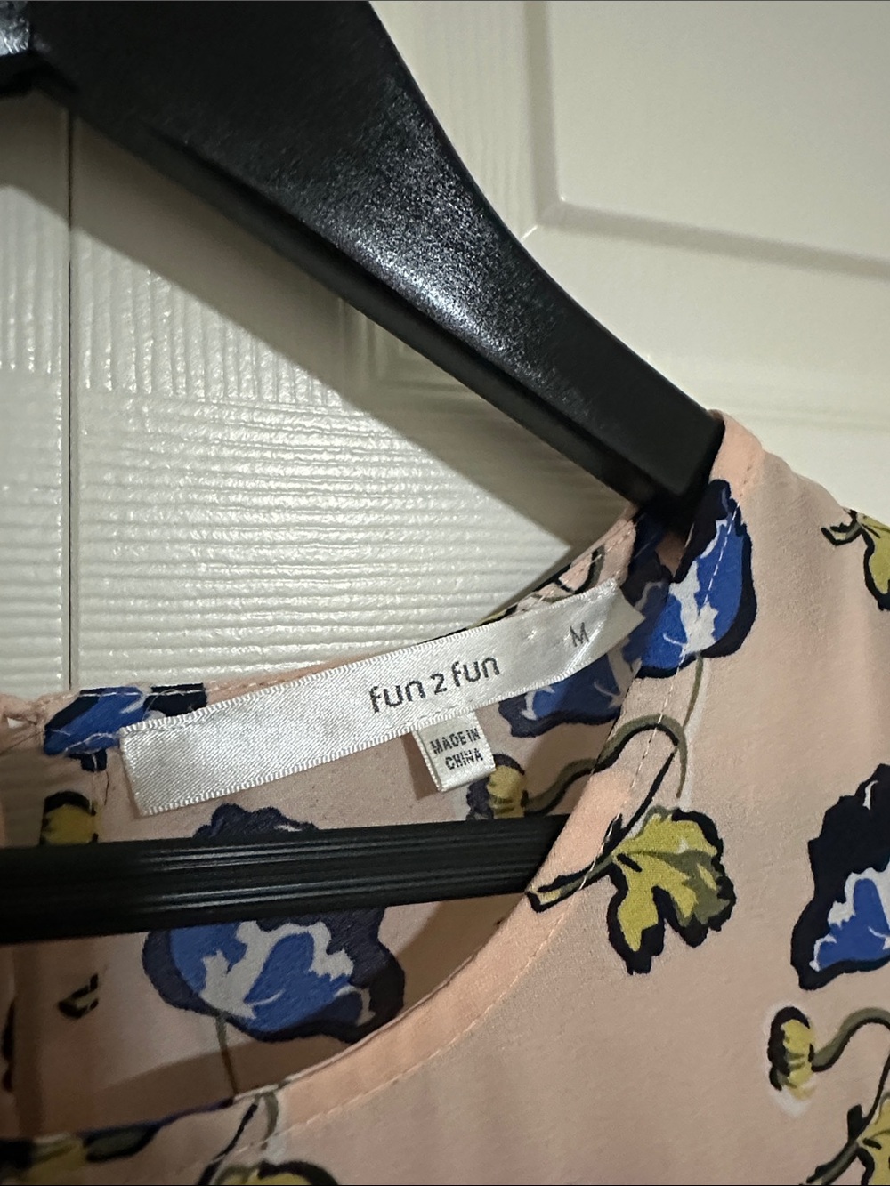 Sleeveless Pink Floral Blouse with Blue Flowers and Details - Picture 3 of 4